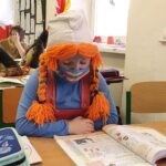 žákyně v kostýmu Sašetky ve školní lavici