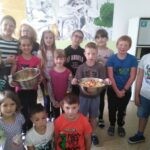 děti si vyrobily ovocný salát