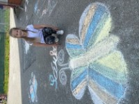 holčička s křídou nakresleným motýlem
